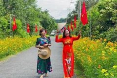 Những "đường hoa tự quản" mang lại sạch đẹp cho khu dân cư, lan tỏa thông điệp sống xanh-sạch-đẹp đến cộng đồng trên địa bàn xã Nhuận Đức (ảnh: QUÝ HIỀN)