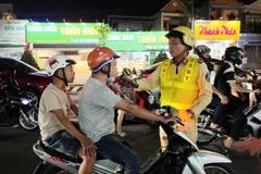 Lực lượng cảnh sát giao thông kiểm tra nồng độ cồn người điều khiển phương tiện giao thông. (Ảnh: QUANG QUÝ)