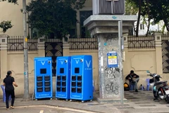 Tủ đổi pin được triển khai lắp đặt trên vỉa hè ở khu vực trung tâm thành phố (ảnh: QUÝ HIỀN)