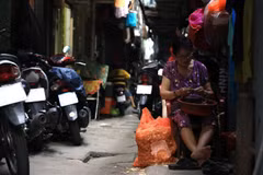 Nhiều hộ dân sinh sống chen chúc trong khu Mả Lạng. (Ảnh: VÕ LÊ)