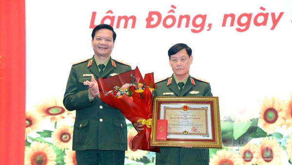 Trung tướng Đỗ Minh Xương, Giám đốc Học viện Lục quân được Chủ tịch nước tặng thưởng Huân chương Bảo vệ Tổ quốc hạng Ba.