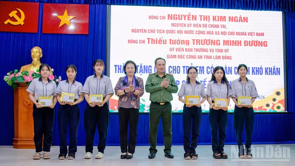 Đồng chí Nguyễn Thị Kim Ngân và Thiếu tướng Trương Minh Đương trao quà, học bổng tặng các em học sinh tại đặc khu Phú Quý.