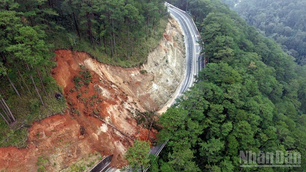 Vị trí sạt lở ta-luy dương trên đèo Prenn trưa 4/12.