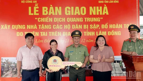 Lãnh đạo Công an tỉnh Lâm Đồng cùng chính quyền địa phương thực hiện nghi thức bàn giao nhà cho gia đình chị Lan.