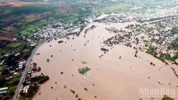 Mưa lớn kéo dài gây ngập lụt tại nhiều địa phương ở Lâm Đồng.