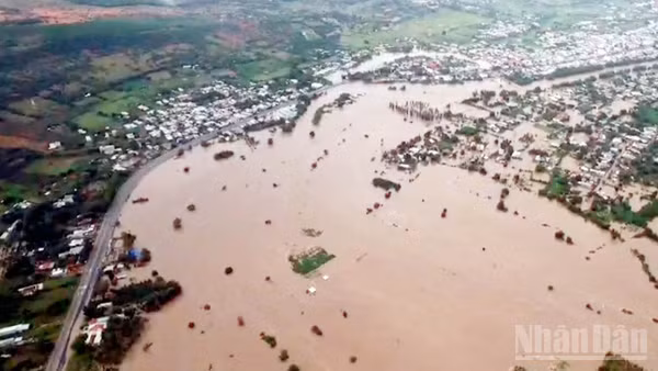 Mưa lớn kéo dài gây ngập lụt tại nhiều địa phương ở Lâm Đồng.