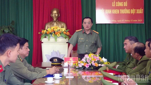 Đại tá Huỳnh Ngọc Liêm, Phó Giám đốc Công an tỉnh Lâm Đồng đánh giá cao tinh thần trách nhiệm trong đấu tranh phòng, chống tội phạm của Công an phường Xuân Hương-Đà Lạt.