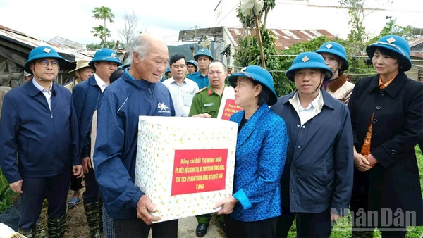Chủ tịch Ủy ban Trung ương Mặt trận Tổ quốc Việt Nam Bùi Thị Minh Hoài tặng quà, động viên các gia đình bị thiệt hại nặng do thiên tai tại xã Ka Đô, tỉnh Lâm Đồng.
