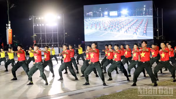 Màn trình diễn võ thuật mở đầu chương trình khai mạc Hội thao quân sự, võ thuật và thể thao Công an nhân dân khu vực 3 tại Lâm Đồng.