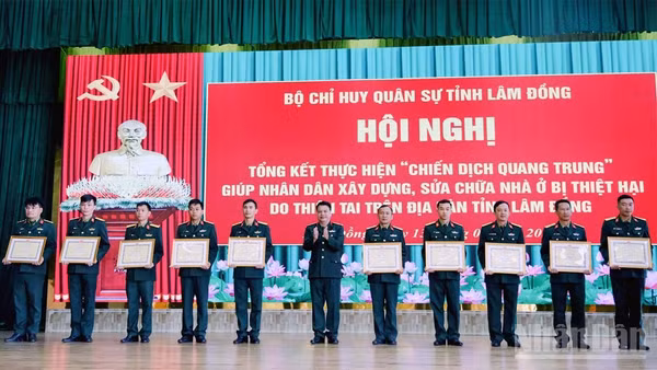 Đại tá Đinh Hồng Tiếng, Chỉ huy trưởng Bộ Chỉ huy Quân sự tỉnh Lâm Đồng trao giấy khen tặng các tập thể, cá nhân hoàn thành xuất sắc nhiệm vụ trong "Chiến dịch Quang Trung".