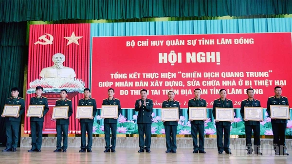 Đại tá Đinh Hồng Tiếng, Chỉ huy trưởng Bộ Chỉ huy Quân sự tỉnh Lâm Đồng trao giấy khen tặng các tập thể, cá nhân hoàn thành xuất sắc nhiệm vụ trong "Chiến dịch Quang Trung".
