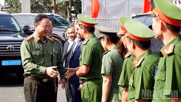 Thượng tướng Phạm Thế Tùng, Thứ trưởng Công an và Đoàn công tác thăm và làm việc tại Công an xã Hiệp Thạnh, tỉnh Lâm Đồng.