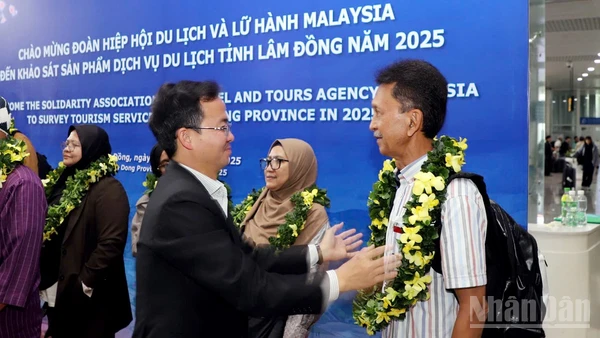 Giám đốc Sở Văn hóa, Thể thao và Du lịch tỉnh Lâm Đồng Nguyễn Văn Lộc chào đón đoàn công tác Malaysia tại Sân bay quốc tế Liên Khương.