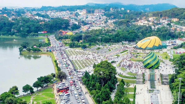 Khu vực Quảng trường Lâm Viên, phường Xuân Hương-Đà Lạt, tỉnh Lâm Đồng mùa du lịch.