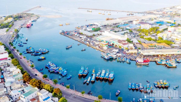 Lâm Đồng có đường bờ biển hơn 190km, cùng các khu bến cảng góp phần định hình chiến lược phát triển kinh tế-xã hội địa phương.