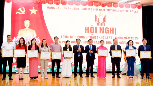 Lãnh đạo phường Lâm Viên-Đà Lạt biểu dương, khen thưởng các tập thể, cá nhân có thành tích xuất sắc trong phong trào thi đua yêu nước năm 2025.