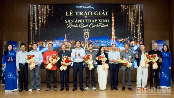 Lãnh đạo VNPT Lâm Đồng và Ban tổ chức tri ân Hội đồng giám khảo và tôn vinh các tác giả đoạt giải.