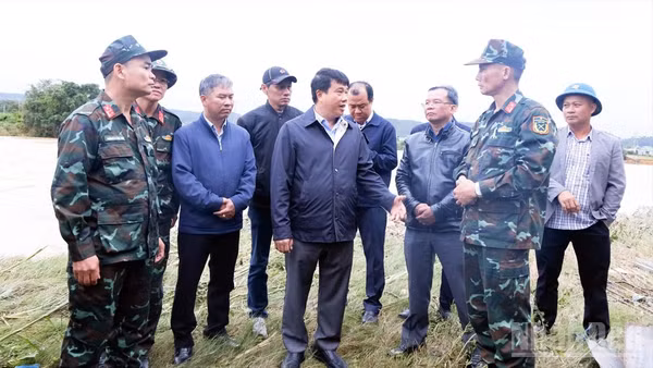 Bí thư Tỉnh ủy Lâm Đồng Y Thanh Hà Niê Kđăm (giữa), thăm hỏi, động viên các lực lượng đang hỗ trợ người dân khắc phục hậu quả thiên tai.