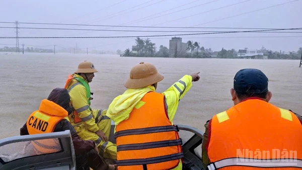 Lực lượng Cảnh sát giao thông đường thuỷ số 2, Công an tỉnh Lâm Đồng tham gia cứu nạn, cứu hộ tại Đắk Lắk.