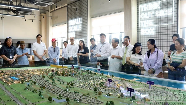Đoàn famtrip nghe giới thiệu hành trình tham quan, khảo sát tại khu vui chơi giải trí Nova World Phan Thiết.