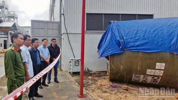 Phó Chủ tịch Ủy ban nhân dân tỉnh Lâm Đồng Đinh Văn Tuấn (giữa) cùng cơ quan chức năng kiểm tra hiện trường vụ việc.