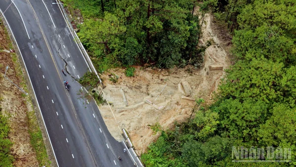 Khu vực xảy ra sạt trượt trên đèo Prenn.