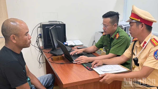 Trần Minh Hoàng tại cơ quan công an.