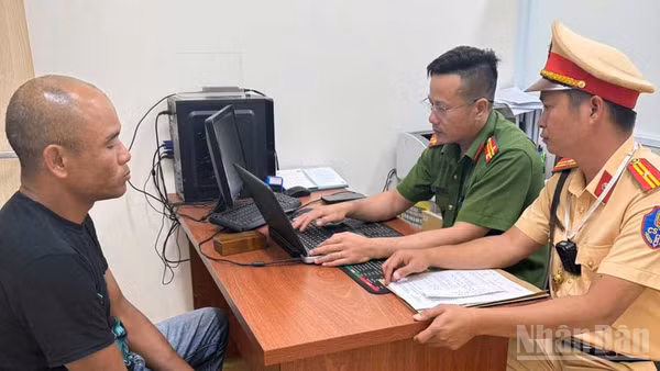 Trần Minh Hoàng tại cơ quan công an.