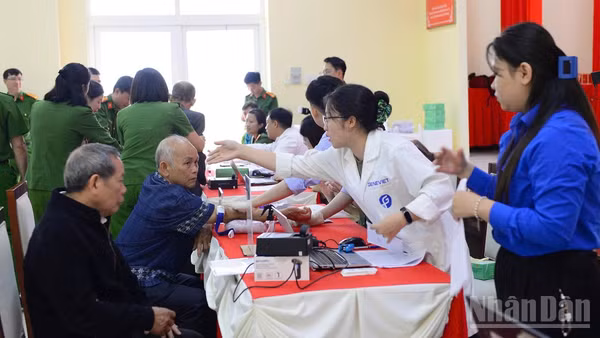 Lực lượng chức năng tỉnh Lâm Đồng thu nhận mẫu sinh phẩm ADN thân nhân liệt sĩ các phường khu vực trung tâm tỉnh.