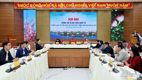 Quang cảnh họp báo.
