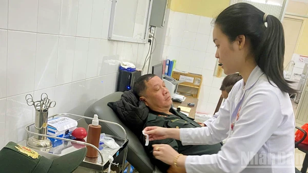 Cán bộ, chiến sĩ Phòng Cảnh sát cơ động Công an tỉnh Lâm Đồng kịp thời đến bệnh viện hiến máu cứu người.