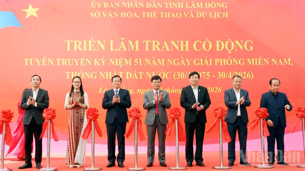 Đại biểu thực hiện nghi thức khai mạc.