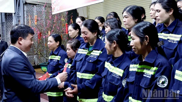 Bí thư Tỉnh ủy Lâm Đồng Y Thanh Hà Niê Kđăm trao quà Tết tặng công nhân vệ sinh thuộc Công ty cổ phần Dịch vụ đô thị Đà Lạt trong đêm giao thừa.