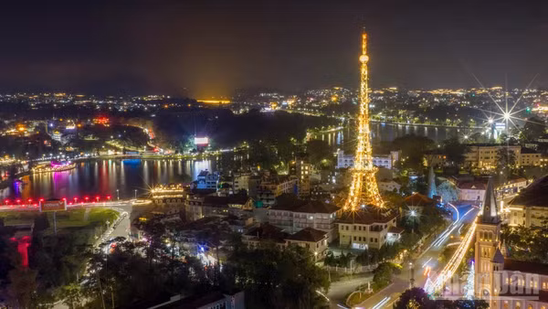 Tháp VNPT-Vinaphone Đà Lạt được xem là “biểu tượng” sinh động trên xứ ngàn hoa.