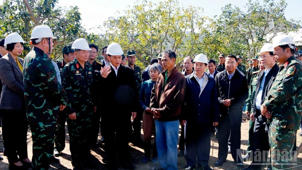 Phó Thủ tướng Chính phủ Bùi Thanh Sơn trò chuyện với gia đình được hỗ trợ xây nhà mới tại cao điểm khởi công “Chiến dịch Quang Trung” tại tỉnh Lâm Đồng.