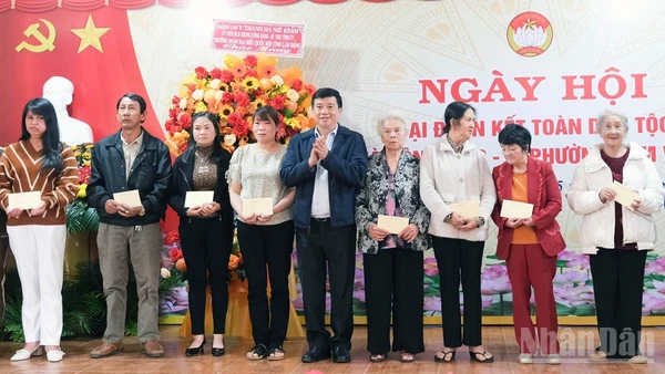 Bí thư Tỉnh ủy Lâm Đồng Y Thanh Hà Niê Kđăm trao quà tặng các gia đình có hoàn cảnh khó khăn tại liên tổ dân phố Hà Đông 1, 2, 3, phường Lâm Viên-Đà Lạt.