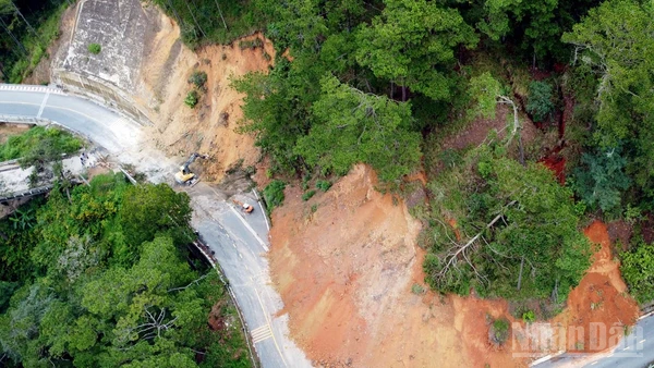 Khu vực sạt lở trên Quốc lộ 20, đoạn qua đèo D'Ran, phường Xuân Trường-Đà Lạt, tỉnh Lâm Đồng.