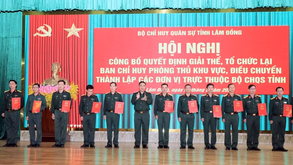 Thiếu tướng Lê Xuân Bình, Phó Tư lệnh kiêm Tham mưu trưởng Quân khu 7 trao quyết định điều động, bổ nhiệm cán bộ về công tác tại các đơn vị thuộc Bộ Chỉ huy Quân sự tỉnh Lâm Đồng. (Ảnh: BẢO ĐÔNG)