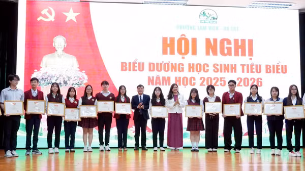 Chủ tịch Ủy ban nhân dân phường Lâm Viên-Đà Lạt Nguyễn Hoàng Phúc và lãnh đạo phường khen thưởng các học sinh xuất sắc. (Ảnh: THÀNH LỢI)