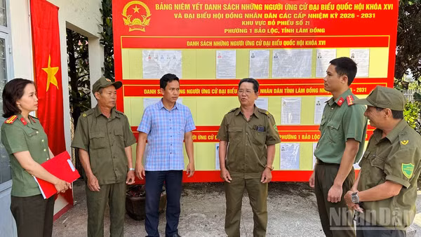 Lực lượng Công an kiểm tra công tác bảo đảm an ninh trật tự tại các điểm bầu cử trên địa bàn tỉnh Lâm Đồng.