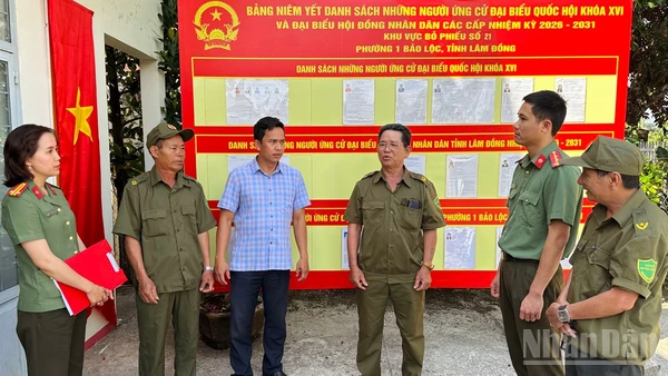 Lực lượng Công an kiểm tra công tác bảo đảm an ninh trật tự tại các điểm bầu cử trên địa bàn tỉnh Lâm Đồng.