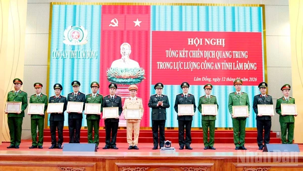 Thiếu tướng Trương Minh Đương, Giám đốc Công an tỉnh Lâm Đồng trao bằng khen của Bộ trưởng Công an tặng các tập thể, cá nhân có thành tích xuất sắc trong thực hiện "Chiến dịch Quang Trung" trên địa bàn. 