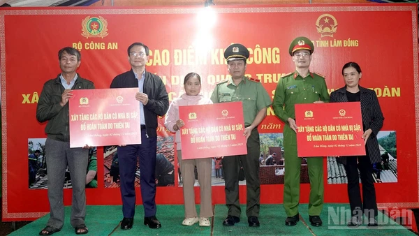 Lãnh đạo Văn phòng Bộ Công an, Ủy ban nhân dân tỉnh Lâm Đồng và Công an tỉnh trao kinh phí hỗ trợ các hộ gia đình.