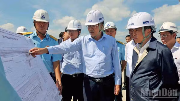 Bí thư Tỉnh ủy Lâm Đồng Y Thanh Hà Niê Kđăm nghe đại diện Tổng công ty Cảng hàng không Việt Nam báo cáo tiến độ dự án.
