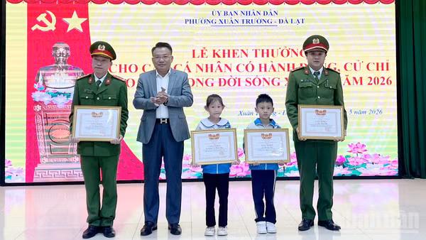 Chủ tịch Ủy ban nhân dân phường Xuân Trường-Đà Lạt Trần Hùng Sơn trao giấy khen tặng 4 cá nhân có hành động, cử chỉ đẹp trong đời sống xã hội.
