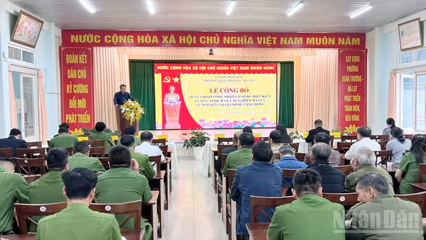 Quang cảnh lễ công bố.