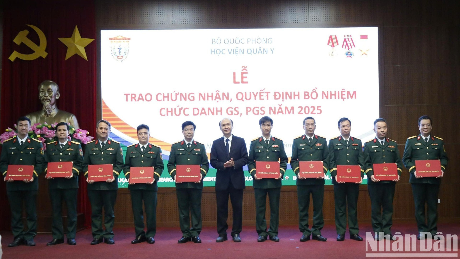 Giáo sư, Tiến sĩ Lê Quang Cường, Phó Chủ tịch Hội đồng Giáo sư Nhà nước trao Chứng nhận cho các nhà giáo của Học viện Quân y đạt tiêu chuẩn chức danh Giáo sư, Phó Giáo sư năm 2025.