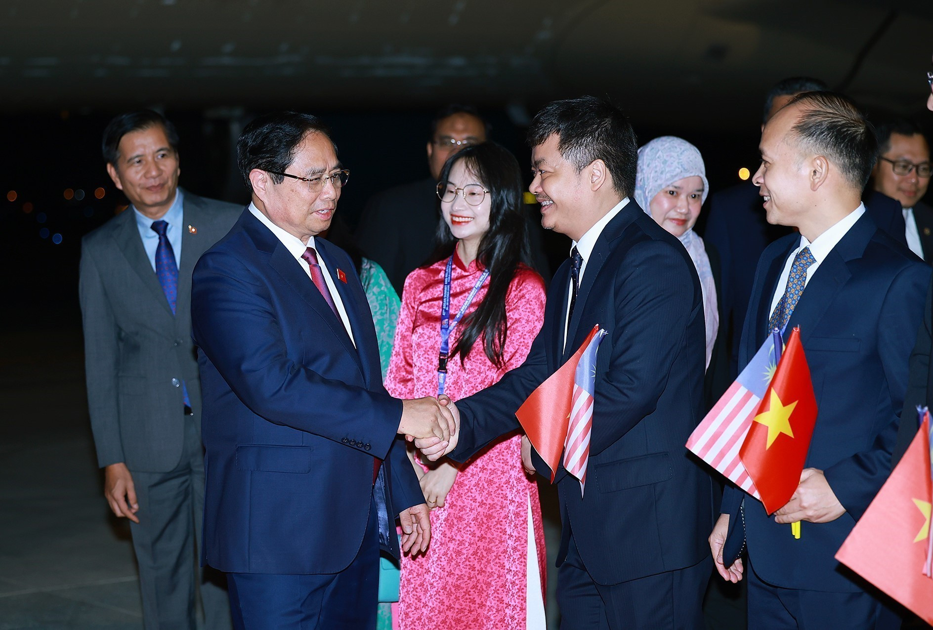 Cán bộ, nhân viên Đại sứ quán Việt Nam tại Malaysia đón Thủ tướng Phạm Minh Chính tham dự Hội nghị Cấp cao ASEAN lần thứ 47 và các Hội nghị Cấp cao liên quan. (Ảnh: TTXVN) thu-tuong-4.jpg