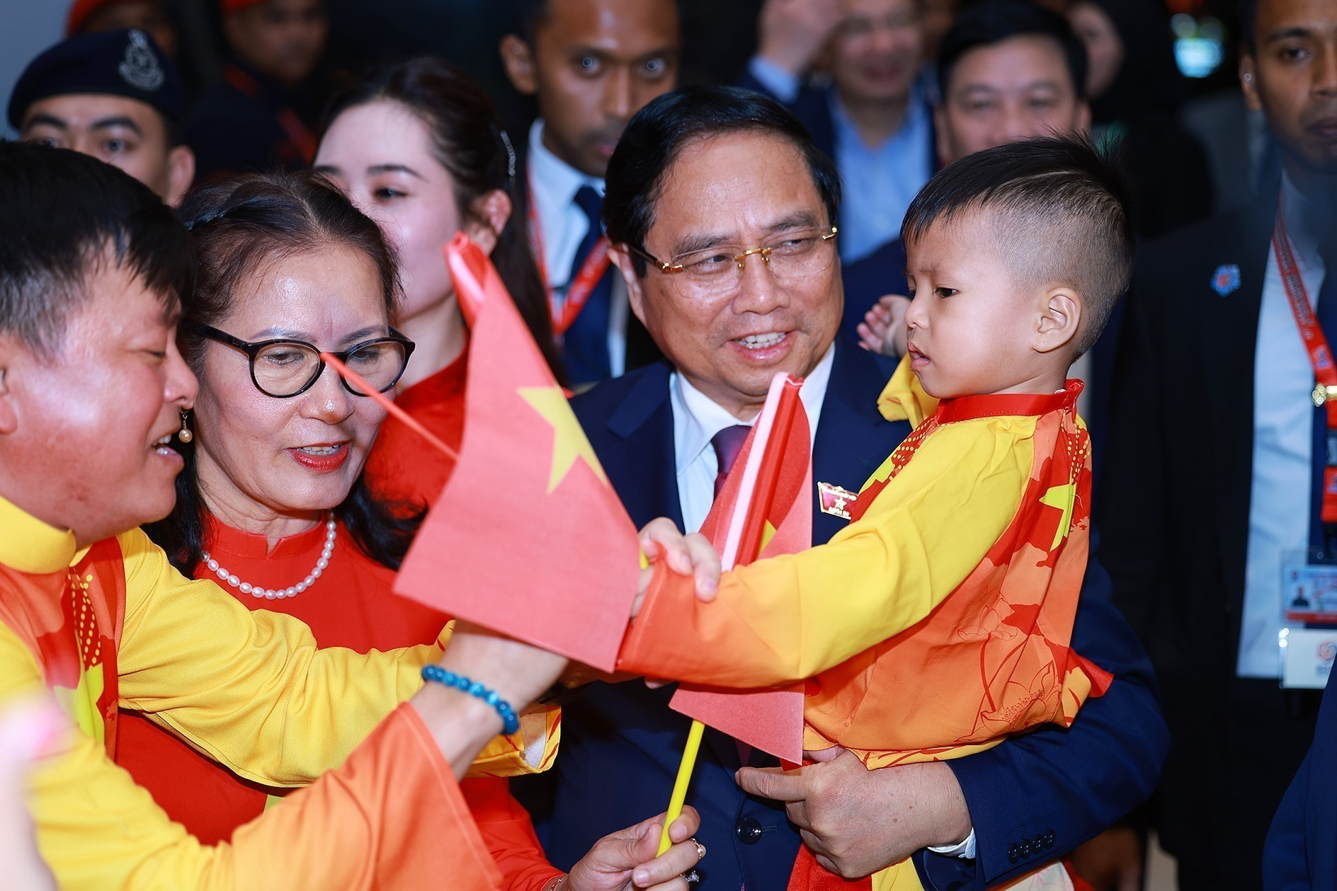 Cán bộ, nhân viên Đại sứ quán Việt Nam tại Malaysia đón Thủ tướng Phạm Minh Chính sang tham dự Hội nghị Cấp cao ASEAN lần thứ 47. (Ảnh: TTXVN) thu-tuong5.jpg