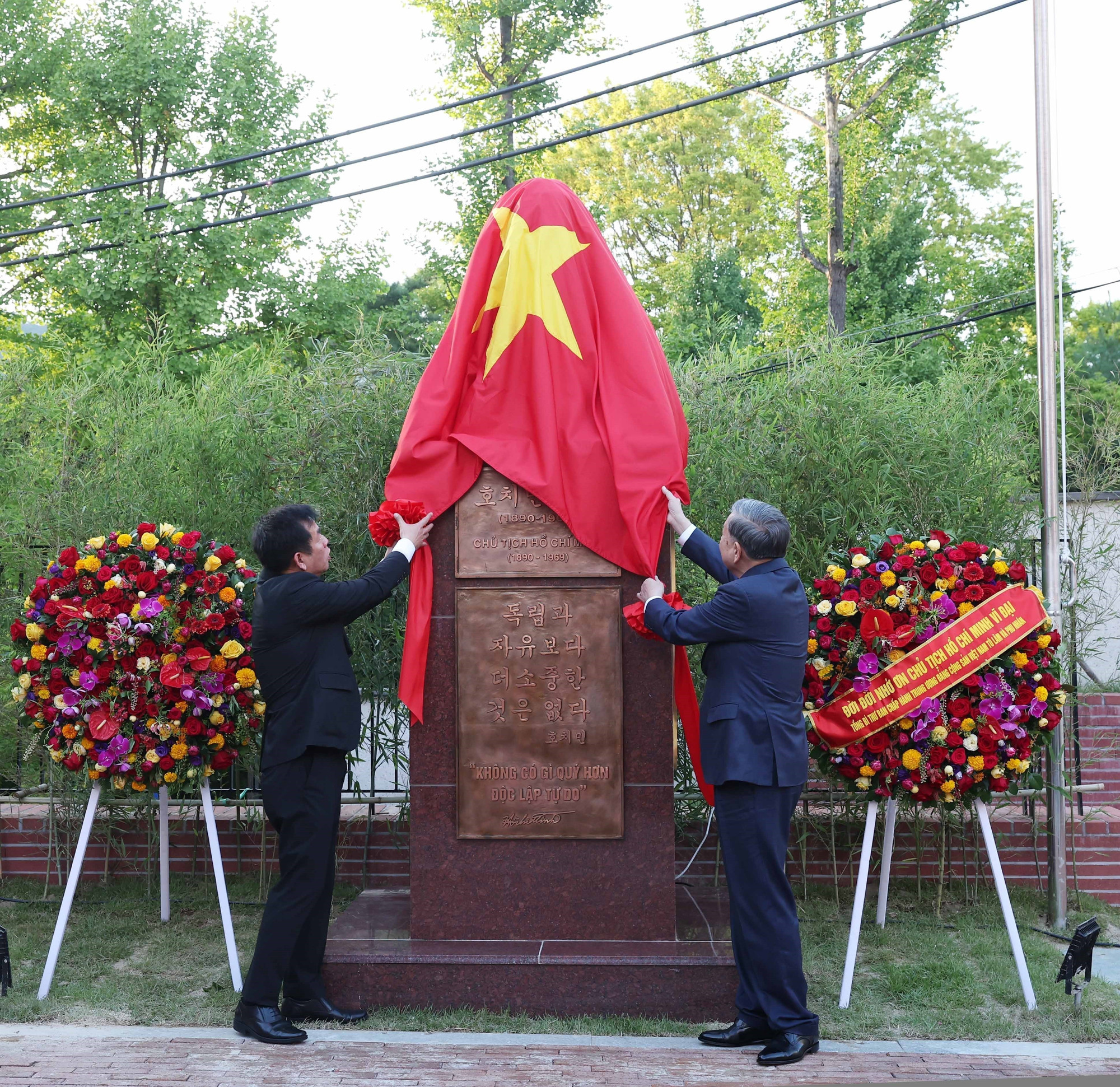 Tổng Bí thư Tô Lâm thực hiện nghi thức khánh thành tượng đài Chủ tịch Hồ Chí Minh tại Đại sứ quán Việt Nam. (Ảnh: Thống Nhất/TTXVN) tuong-dai-1.jpg